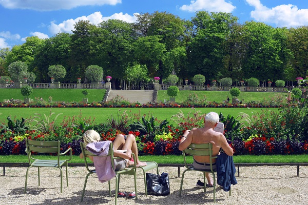 People sitting outdoors dealing with summer allergies