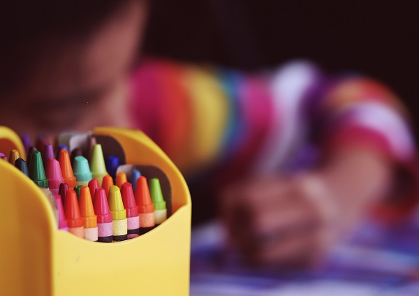 Young child with asthma coloring at school