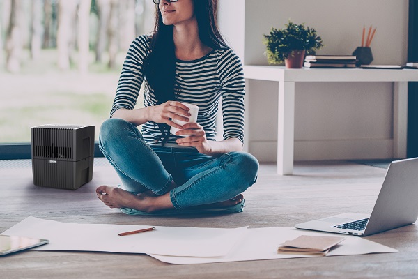 Woman with a Venta Airwasher humidifier is experiencing an asthma-friendly 