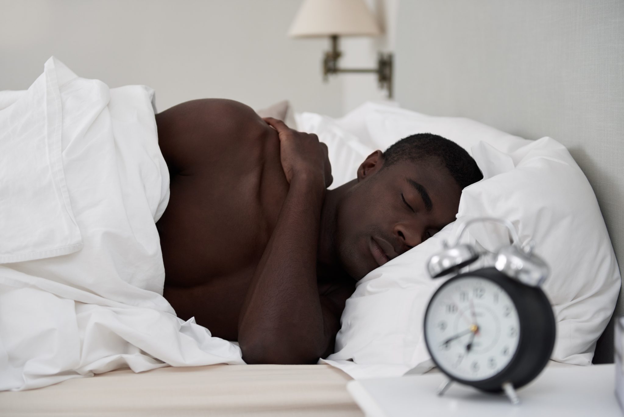 К чему снятся негры. Афроамериканец на кровати. Темнокожий спит. Чернокожий мужчина в кровати.