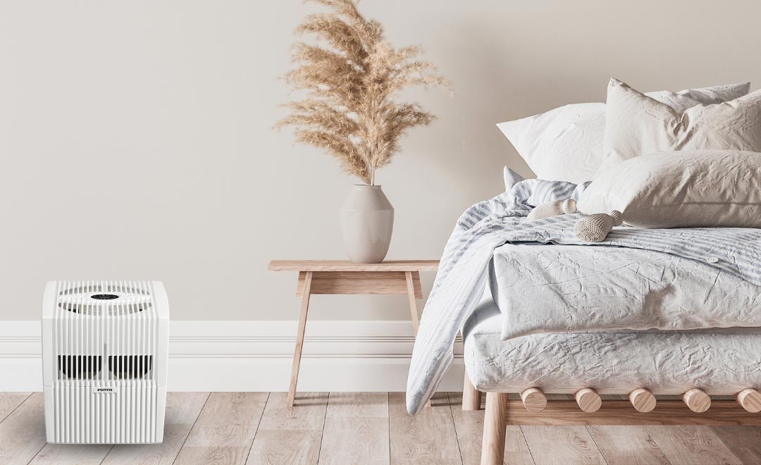 Um der trockenen Luft im Schlafzimmer entgegenzuwirken, steht dort ein Venta Luftbefeuchter.