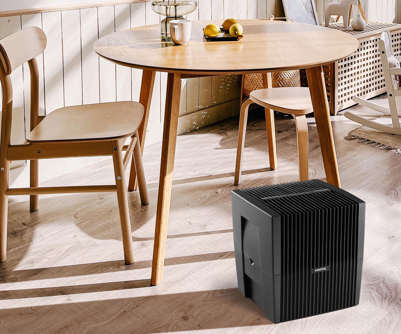 L'umidificatore Venta Original si trova accanto a un tavolo da pranzo.