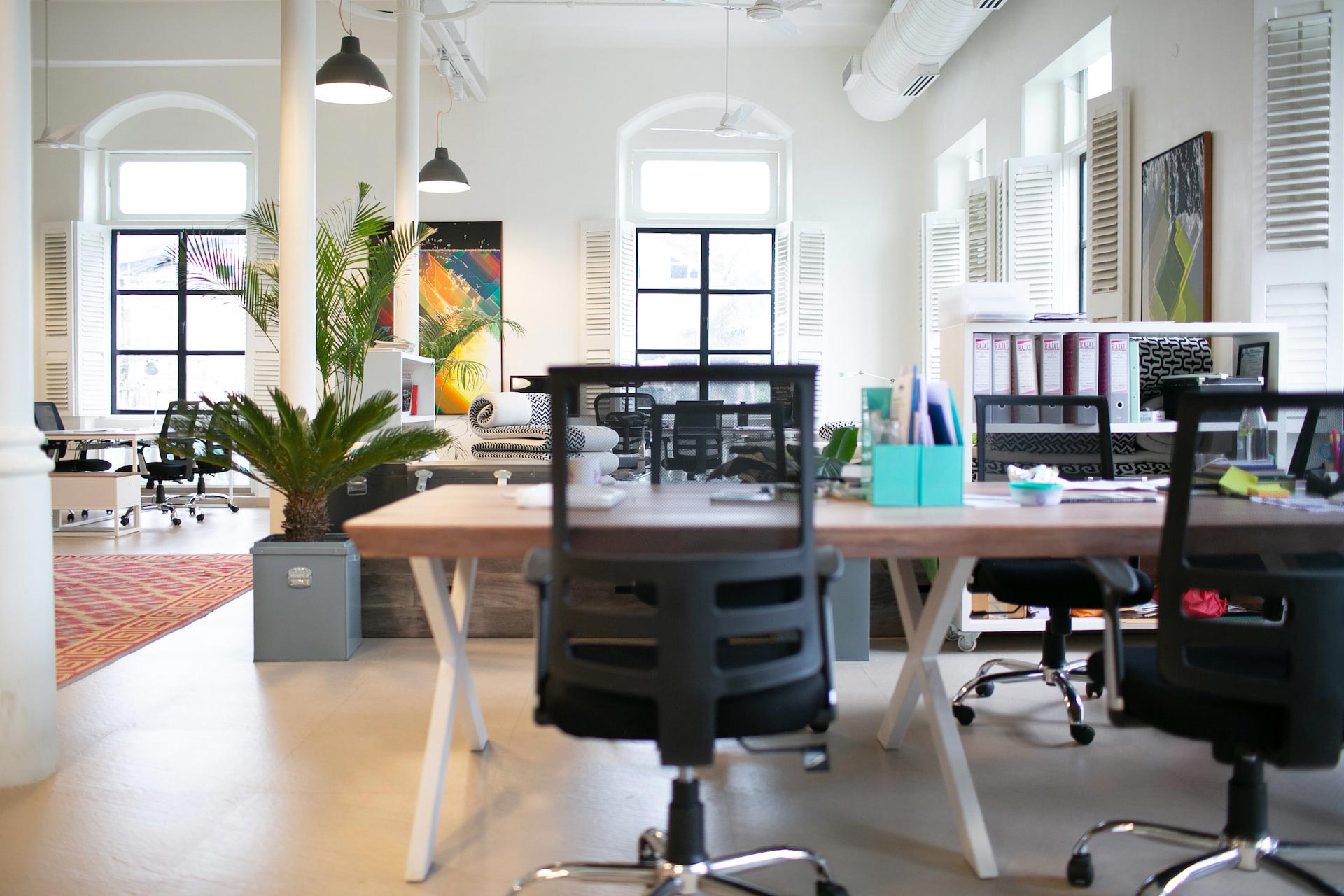 Vue d'un bureau paysager lumineux et confortable.