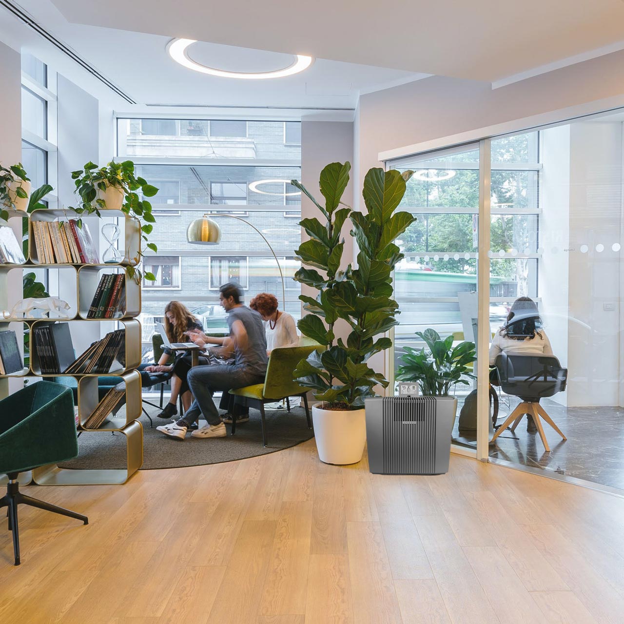 Vue d'un coin de travail dans un bureau équipé d'un humidificateur Venta Professional pour une humidité de l'air optimale.