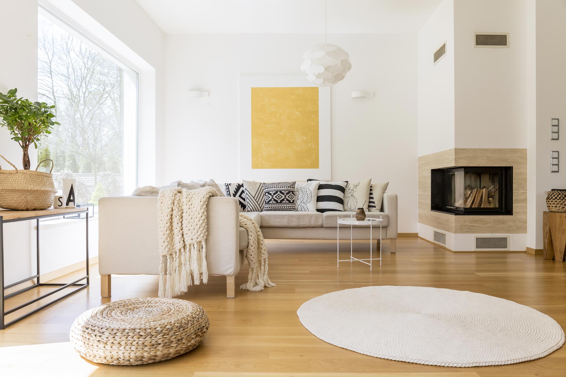 Moderno salón en blanco con sistema de ventilación.