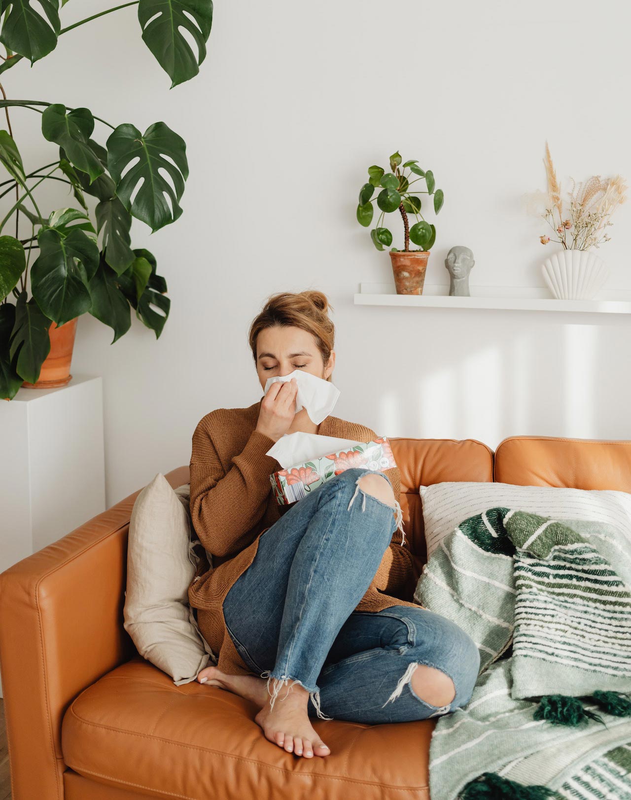 Vrouw snuit haar neus vanwege haar allergie.