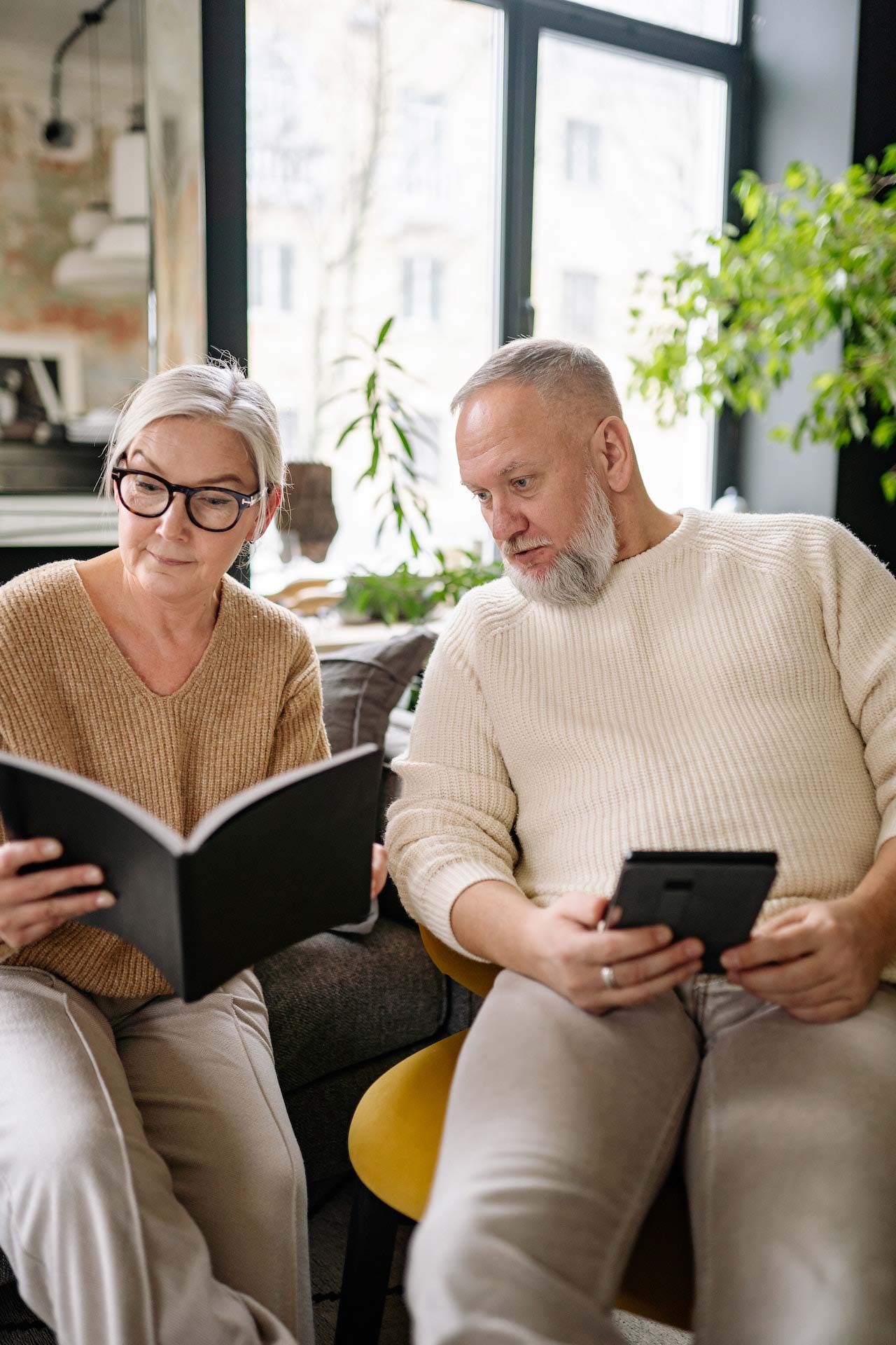 Un couple s'informe sur les purificateurs d'air.