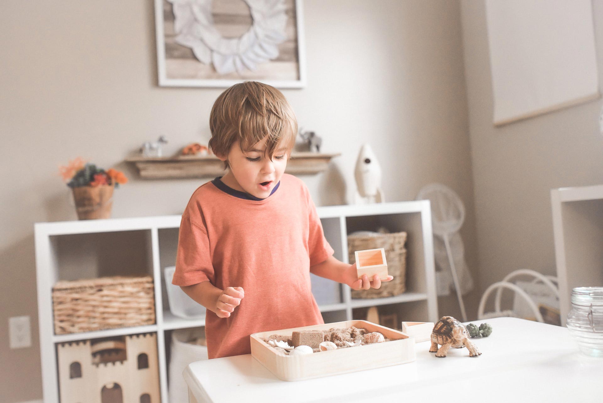 Kleiner Junge spielt begeistert in seinem Kinderzimmer.